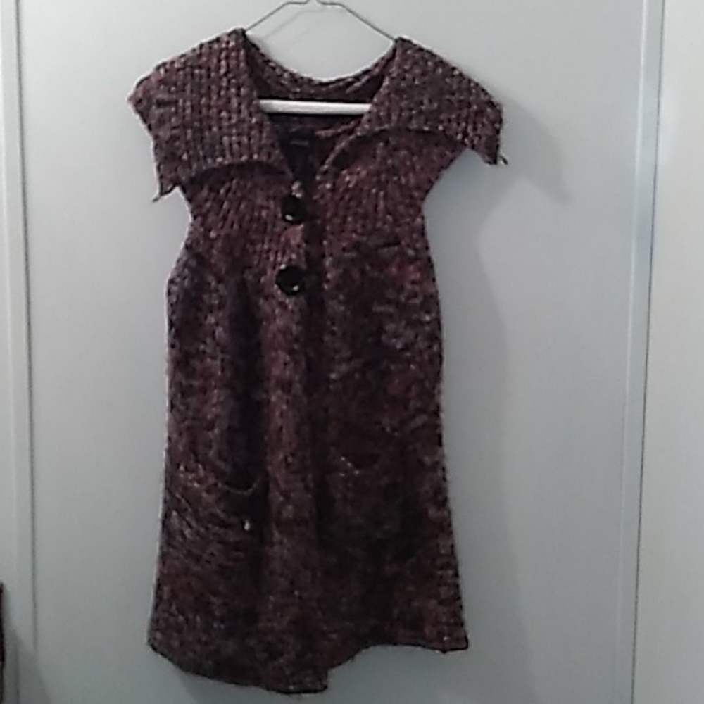 Small Rue 21 sleevless sweater with 2 snap buttons